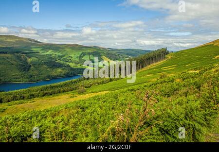 Si affaccia sulla Valle di Talybont nel Parco Nazionale di Brecon Beacons, che mostra le colline circostanti e il lago artificiale di Talybont Foto Stock