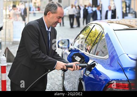 Monaco di Baviera. 8 settembre 2021. Hubert AIWANGER (Free Elector, Ministro dell'economia bavarese) rifornisce un'auto alimentata a idrogeno «S.. Stazione di rifornimento mobile H2 di Westfalen AG (operatore), apertura di stazione di rifornimento mobile di idrogeno e dimostrazione di serbatoi di fronte al Ministero dell'economia bavarese come parte della mobilità IAA l'8 settembre 2021 a Monaco. Credit: dpa/Alamy Live News Foto Stock