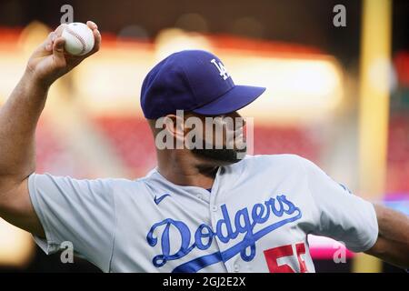 St. Louis, Stati Uniti. 08 settembre 2021. Los Angeles Dodgers Albert Pujols lancia il baseball per riscaldarsi prima di una partita contro i St. Louis Cardinals al Busch Stadium di St. Louis martedì 7 settembre 2021. Foto di Bill Greenblatt/UPI Credit: UPI/Alamy Live News Foto Stock