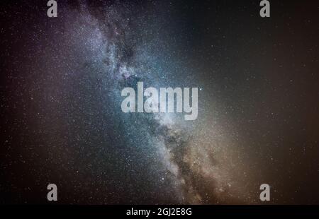 La Via Lattea si anima in una notte scura e stellata guardando le stelle e le costellazioni, come visto in estate dal Regno Unito. Foto Stock