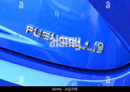 Monaco di Baviera. 8 settembre 2021. Designazione del tipo FUELCELL sul retro di un'auto a idrogeno Toyota, apertura di una stazione di rifornimento a idrogeno mobile e dimostrazione di serbatoi di fronte al Ministero bavarese dell'economia come parte della mobilità IAA l'8 settembre 2021 a Monaco. Credit: dpa/Alamy Live News Foto Stock