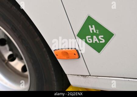 Monaco di Baviera. 8 settembre 2021. Adesivo H2 gas sulla carrozzeria di un veicolo. Apertura di una stazione di rifornimento e di una dimostrazione di serbatoi di idrogeno mobili davanti al Ministero dell'economia bavarese nell'ambito della mobilità dell'IAA l'8 settembre 2021 a Monaco. Credit: dpa/Alamy Live News Foto Stock