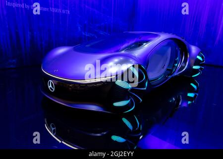 Mercedes-Benz Vision AVTR intuitivo concept car intelligente, che legge la tua mente durante la guida, presentato al salone IAA Mobility 2021 di Monaco, Germa Foto Stock