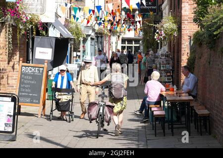 Hereford, Herefordshire, Regno Unito - i visitatori e gli amanti dello shopping possono godersi una giornata autunnale soleggiata lungo l'affascinante Church Street, sede di molti negozi indipendenti. Foto Stock