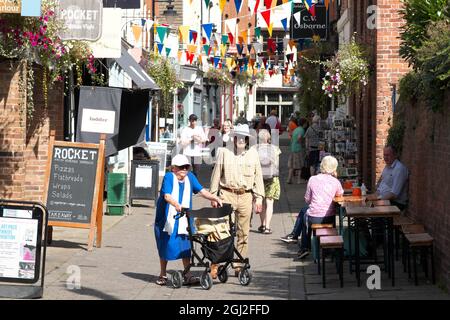Hereford, Herefordshire, Regno Unito - i visitatori e gli amanti dello shopping possono godersi una giornata autunnale soleggiata lungo l'affascinante Church Street, sede di molti negozi indipendenti. Foto Stock
