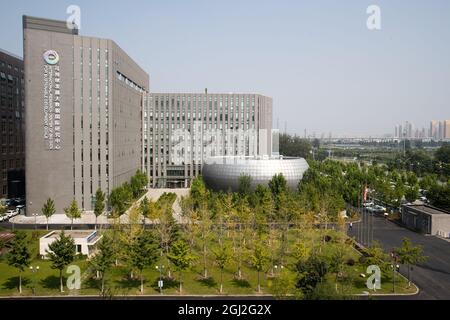 Pechino, Cina. 8 settembre 2021. La foto scattata l'8 settembre 2021 mostra il Centro Internazionale di Ricerca dei grandi dati per gli obiettivi di sviluppo sostenibile (SDG) a Pechino, capitale della Cina. Il 6 settembre è stato inaugurato a Pechino il Centro internazionale di ricerca sui big data per gli obiettivi di sviluppo sostenibile (OSS), a sostegno dell’Agenda 2030 dell’ONU per lo sviluppo sostenibile. Credit: Jin Liwang/Xinhua/Alamy Live News Foto Stock