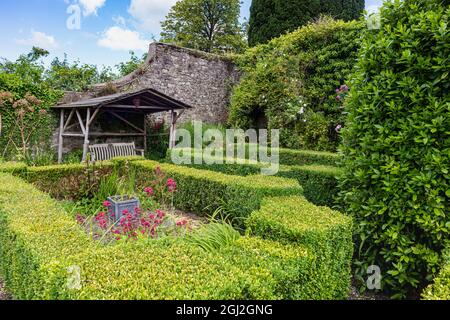 Pace e tranquillità: Castello Hill Garden Scene con un posto a sedere ombra. Immagine da una delle tranquille aree del Giardino nella Great Torrington Community Area. Foto Stock