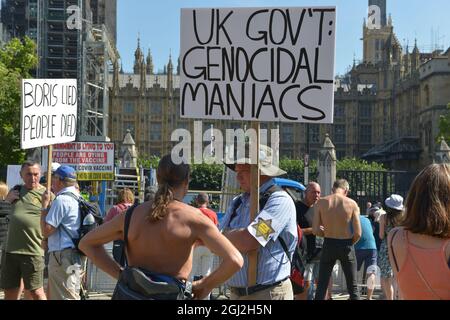 Raduno anti-governativo a Londra. Un piccolo gruppo di teorici della cospirazione e attivisti anti-governativi si è riunito in Piazza del Parlamento per opporsi alle restrizioni del Covid britannico, alle vaccinazioni e ai passaporti della vaccinazione del Covid. Foto Stock