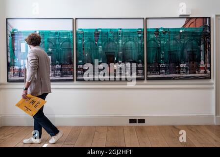 Londra, Regno Unito. 8 settembre 2021. Un visitatore vede il trittico 'Smithfield Street', 2020, da Shubha Taparia al Prahlad Bubbar stand. Anteprima di Photo London, ora nel suo sesto anno. La mostra comprende mostre di espositori internazionali, premi, laboratori di fotografia professionale e colloqui. L'evento si svolge dall'8 al 12 settembre presso la Somerset House. Credit: Stephen Chung / Alamy Live News Foto Stock