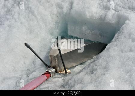 Imbuto nel ghiaccio del ghiacciaio Turtmann per raccogliere l'acqua di fusione per l'approvvigionamento idrico del rifugio Tracuit, Zinal, Val d'Anniviers, Vallese, Svizzera Foto Stock