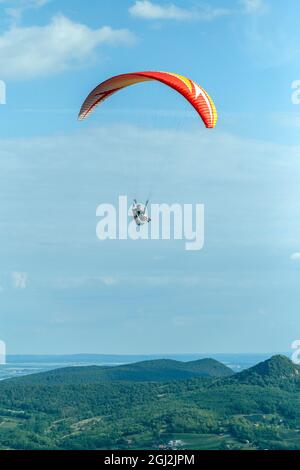 Parapendio sulle montagne del lago Balaton in Ungheria in una giornata estiva. Foto Stock