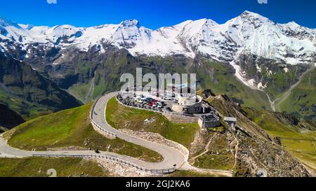 Splendida vista aerea delle cime di Grossglockner coperte di neve nella stagione estiva. Drone punto di vista su Edelweiss Spitze Foto Stock