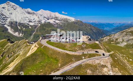 Splendida vista aerea delle cime di Grossglockner coperte di neve nella stagione estiva. Drone punto di vista su Edelweiss Spitze Foto Stock