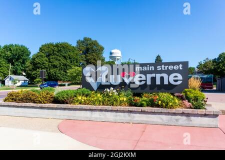 LUVERNE, MN, USA-21 AGOSTO 2021: Cartello monumento per la strada principale di Luverne in un piantatore. Foto Stock