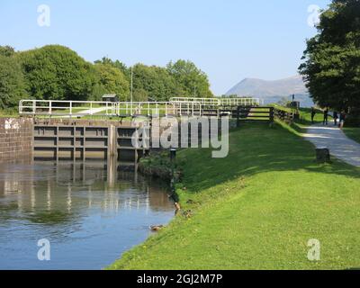 Porte a serratura sul canale Caledoniano tra il bacino di Corpach e Banavie; Turismo scozzese, settembre 2021. Foto Stock