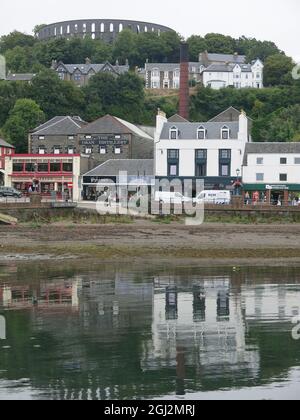 La McCaig's Tower di Battery Hill è una pietra miliare sullo skyline di Oban, con i suoi 94 archi di granito nello stile classico dell'Antica Grecia e di Roma. Foto Stock