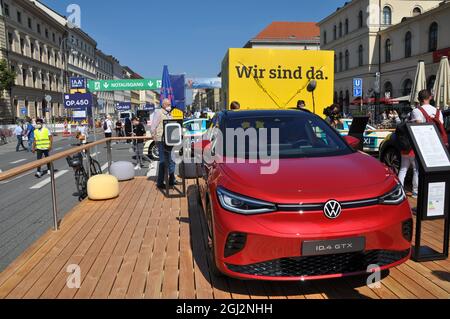 Mnichov, Germania. 08 settembre 2021. VW ID.4 GTX viene presentato durante l'International Motor Show IAA MOBILITY 2021 a Monaco presso l'Open Space Odeonsplatz, Germania, 8 settembre 2021. Credit: Ales Zapotocky/CTK Photo/Alamy Live News Foto Stock