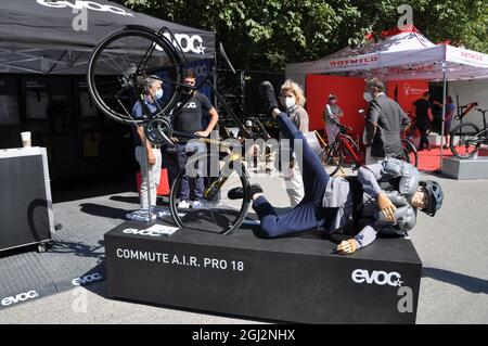 Mnichov, Germania. 08 settembre 2021. EVOC - pendolarismo A.I.R. Pro Pack, zaino airbag per ciclisti è presentato durante l'International Motor Show IAA MOBILITY 2021 a Monaco presso l'Open Space Odeonsplatz, Germania, 8 settembre 2021. Credit: Ales Zapotocky/CTK Photo/Alamy Live News Foto Stock