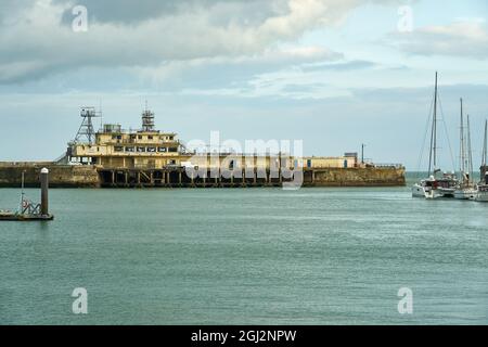 RAMSGATE, REGNO UNITO - 18 ago 2021: La Royal Harbour Brasserie si trova alla fine del molo Est nel porto reale di Ramsgate. Foto Stock