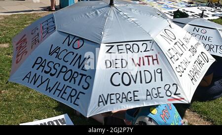 2021-09-08 Parliament Square, Londra, Regno Unito. Anti-vaxx, anti-vaccinepassport protesta dire no al vaccino obbligatorio, passaporto vaccino, tirannia. Credit: Picture Capital/Alamy Live News Foto Stock