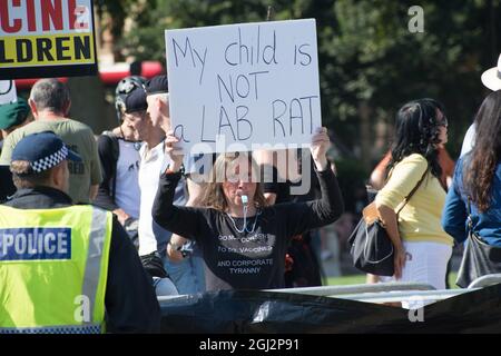 2021-09-08 Parliament Square, Londra, Regno Unito. Anti-vaxx, anti-vaccinepassport protesta dire no al vaccino obbligatorio, passaporto vaccino, tirannia. Credit: Picture Capital/Alamy Live News Foto Stock