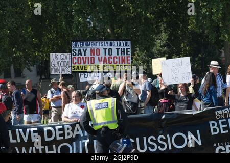 2021-09-08 Parliament Square, Londra, Regno Unito. Anti-vaxx, anti-vaccinepassport protesta dire no al vaccino obbligatorio, passaporto vaccino, tirannia. Credit: Picture Capital/Alamy Live News Foto Stock