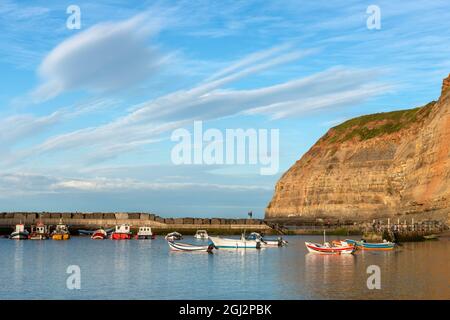 Staithes porto in un soleggiato, estate pomeriggio Foto Stock