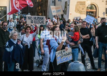 Cracovia, Polonia. 3 settembre 2021. I manifestanti hanno cartelloni che esprimono le loro opinioni durante la dimostrazione.i manifestanti hanno dimostrato di non aver introdotto lo stato di emergenza nella zona di confine della Bielorussia polacca nella piazza principale di Cracovia, patrimonio dell'umanità dell'UNESCO. Il governo della Polonia ha introdotto uno stato di emergenza in due regioni confinanti con la Bielorussia, in quanto si è verificato un afflusso di migranti in Medio Oriente. Nel frattempo, più di 30 persone provenienti dall'Afghanistan sono rimaste bloccate da più di tre settimane tra le guardie bielorusse armate da una parte e le forze polacche armate dall'altra. Alcuni sono malati come Foto Stock