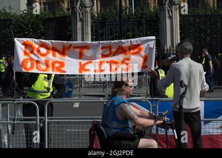 2021-09-08 Parliament Square, Londra, Regno Unito. Anti-vaxx, anti-vaccinepassport protesta dire no al vaccino obbligatorio, passaporto vaccino, tirannia. Credit: Picture Capital/Alamy Live News Foto Stock