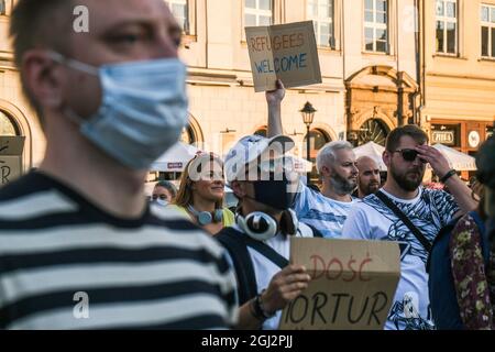 Cracovia, Polonia. 3 settembre 2021. I manifestanti hanno cartelloni che esprimono le loro opinioni durante la dimostrazione.i manifestanti hanno dimostrato di non aver introdotto lo stato di emergenza nella zona di confine della Bielorussia polacca nella piazza principale di Cracovia, patrimonio dell'umanità dell'UNESCO. Il governo della Polonia ha introdotto uno stato di emergenza in due regioni confinanti con la Bielorussia, in quanto si è verificato un afflusso di migranti in Medio Oriente. Nel frattempo, più di 30 persone provenienti dall'Afghanistan sono rimaste bloccate da più di tre settimane tra le guardie bielorusse armate da una parte e le forze polacche armate dall'altra. Alcuni sono malati come Foto Stock