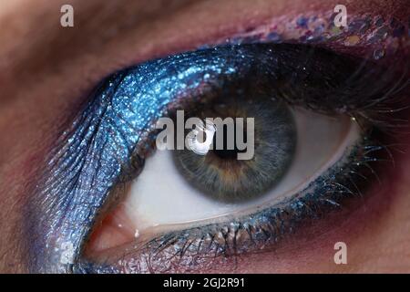 Faccia di bella giovane donna con bel primo piano trucco Foto Stock