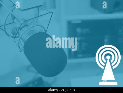 Composizione del simbolo di diffusione bianco e del microfono in studio radio su sfondo blu Foto Stock