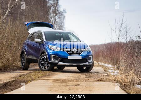 MOSCA, RUSSIA - 12 MARZO 2021: Nuovo crossover blu Renault captur suv con stativo a tronco aperto sulla strada di campagna Foto Stock