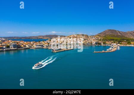 Vista della pittoresca cittadina costiera di Ermioni, Peloponneso e Grecia. Foto Stock