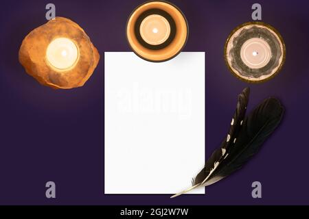 Cartoncino verticale o modello di carta intestata, piatto poggiare sul tavolo con le candele Foto Stock