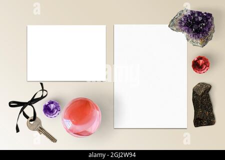 Cartoncini a lay piatto o carta intestata Mockup, orizzontali e verticali, circondati da cristalli e oggetti magici Foto Stock