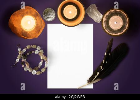 Cartoncino verticale o modello di carta intestata, piatto poggiare sul tavolo con le candele Foto Stock