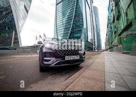 mosca, russia - 18 marzo 2020: Nuova famiglia urbana cineese SUV chery tiggo 8 Plus nel centro della metropoli di Mosca città. cina nuova ammiraglia auto Foto Stock