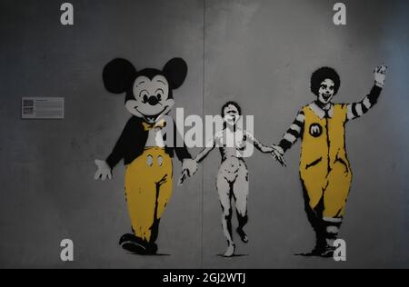 Milano, Italia. 08 settembre 2021. Milano, Italia “il mondo della Banksy - l'esperienza immersiva” mostra dedicata all'artista di strada di fama mondiale oltre 100 riproduzioni di pitture murali distribuite in un magnifico teatro di oltre 600 metri quadrati. Al Teatro nuovo nella foto: Opere e luoghi esposti credito: Independent Photo Agency Srl/Alamy Live News Credit: Independent Photo Agency/Alamy Live News Foto Stock