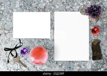 Cartoncini a lay piatto o carta intestata Mockup, orizzontali e verticali, circondati da cristalli e oggetti magici Foto Stock