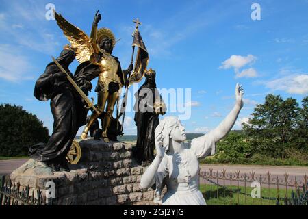 statue di giovanna d'arco e personaggi santi a domrémy-la-pucelle in lorena (francia) Foto Stock