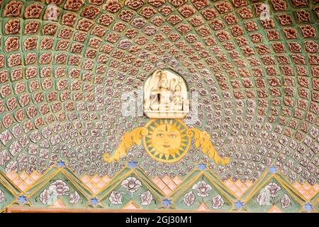 JAIPUR, INDIA - 30 maggio 2021: Disegni floreali colorati e incisioni sulle pareti dell'antico palazzo della città nella città di Jaipur Foto Stock