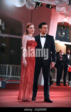 Venezia, Italia. 4 settembre 2021. VENEZIA, ITALIA - SETTEMBRE 04: Jessica Chastain, Oscar Isaac partecipa al tappeto rosso del film 'Scene da un matrimonio (EP. 1 e 2)' durante il 78° Festival Internazionale del Cinema di Venezia, il 04 settembre 2021 a Venezia. Credit: dpa/Alamy Live News Foto Stock