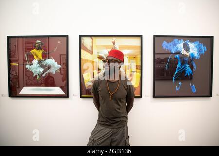 Londra, Regno Unito. 8 settembre 2021. Benji Reed ha fotografato vicino al suo lavoro presso lo stand della Galleria di Ottobre mentre la mostra fotografica di Londra e la fiera d'arte si apre a Londra. Si tratta della più grande fiera fotografica che si può indire nella capitale e prima fiera fotografica del mondo dal 2019. La fiera è aperta dal 9 al 12 settembre 2021 presso Somerset House e dal 9 al 29 settembre online tramite il sito Web di Photo London. Credit: Elsie Kibue/Alamy Live News Foto Stock