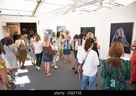 Londra, Regno Unito. 8 settembre 2021. Rassegna stampa come mostra fotografica di Londra e fiera d'arte apre a Londra. Si tratta della più grande fiera fotografica che si può indire nella capitale e prima fiera fotografica del mondo dal 2019. La fiera è aperta dal 9 al 12 settembre 2021 presso Somerset House e dal 9 al 29 settembre online tramite il sito Web di Photo London. Credit: Elsie Kibue/Alamy Live News Foto Stock