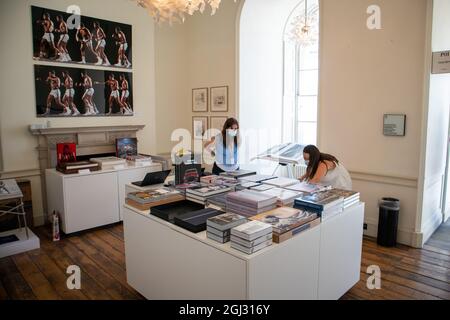 Londra, Regno Unito. 8 settembre 2021. A Londra si apre lo stand degli editori di libri di Taschen, dove si apre la mostra fotografica e la fiera d'arte di Photo London. Si tratta della più grande fiera fotografica che si può indire nella capitale e prima fiera fotografica del mondo dal 2019. La fiera è aperta dal 9 al 12 settembre 2021 presso Somerset House e dal 9 al 29 settembre online tramite il sito Web di Photo London. Credit: Elsie Kibue/Alamy Live News Foto Stock