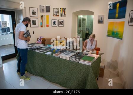 Londra, Regno Unito. 8 settembre 2021. Loose Joints publisher stand come Foto Londra fotografia mostra e fiera d'arte apre a Londra. Si tratta della più grande fiera fotografica che si può indire nella capitale e prima fiera fotografica del mondo dal 2019. La fiera è aperta dal 9 al 12 settembre 2021 presso Somerset House e dal 9 al 29 settembre online tramite il sito Web di Photo London. Credit: Elsie Kibue/Alamy Live News Foto Stock