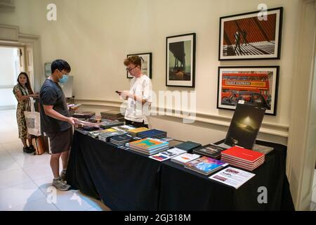 Londra, Regno Unito. 8 settembre 2021. Setanta Book Publisher stand come Photo London fotografia mostra e fiera d'arte apre a Londra. Si tratta della più grande fiera fotografica che si può indire nella capitale e prima fiera fotografica del mondo dal 2019. La fiera è aperta dal 9 al 12 settembre 2021 presso Somerset House e dal 9 al 29 settembre online tramite il sito Web di Photo London. Credit: Elsie Kibue/Alamy Live News Foto Stock