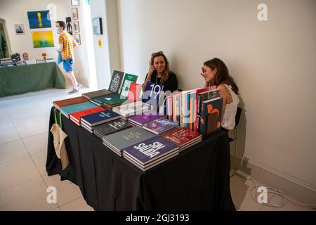 Londra, Regno Unito. 8 settembre 2021. A Londra si apre lo stand degli editori GOST come mostra fotografica di Londra e fiera d'arte. Si tratta della più grande fiera fotografica che si può indire nella capitale e prima fiera fotografica del mondo dal 2019. La fiera è aperta dal 9 al 12 settembre 2021 presso Somerset House e dal 9 al 29 settembre online tramite il sito Web di Photo London. Credit: Elsie Kibue/Alamy Live News Foto Stock