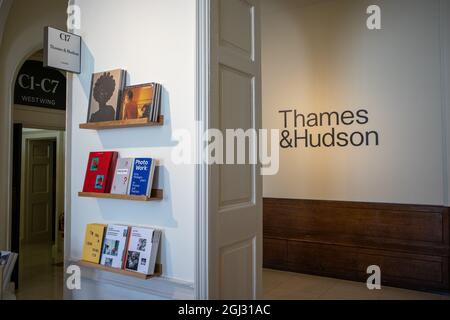 Londra, Regno Unito. 8 settembre 2021. Thames & Hudson publisher stand come Photo London fotografia mostra e fiera d'arte apre a Londra. Si tratta della più grande fiera fotografica che si può indire nella capitale e prima fiera fotografica del mondo dal 2019. La fiera è aperta dal 9 al 12 settembre 2021 presso Somerset House e dal 9 al 29 settembre online tramite il sito Web di Photo London. Credit: Elsie Kibue/Alamy Live News Foto Stock